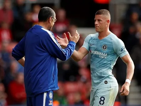 Barkley tiết lộ thông điệp của Sarri trước khi phá tung mành lưới M.U