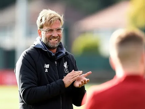 Bật bãi ở Cúp Liên đoàn, Klopp vẫn rạng rỡ trên sân tập