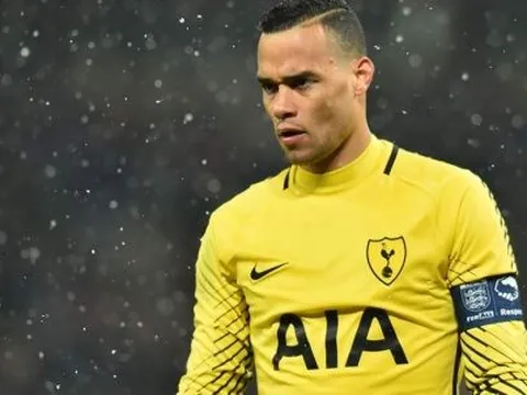 Bắt bóng như Karius, thủ thành của Tottenham hứng loạt gạch đá