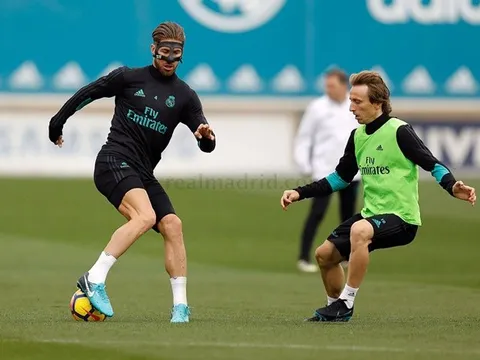 Bất chấp chấn thương mũi, Ramos vẫn "cân" Modric trên sân tập
