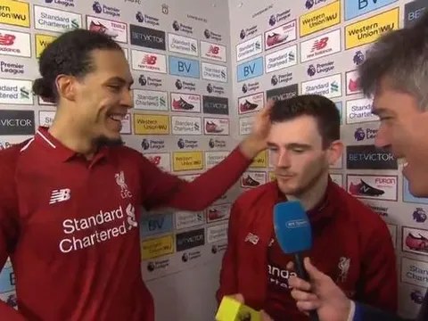 Robertson khiến Van Dijk bật cười khi được nhờ làm điều này với Firmino