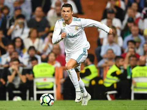 Bật mí 4 chữ bí mật xuất hiện trên đôi giày của Ronaldo
