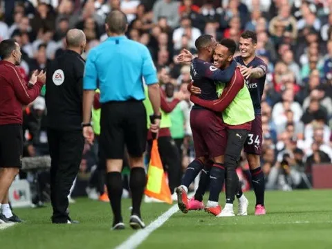 Bất ngờ với cầu thủ Lacazette chạy đến ăn mừng bàn mở tỉ số