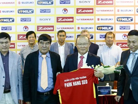 Bầu Đức và thế khó của hai ông thầy bóng đá xứ kim chi