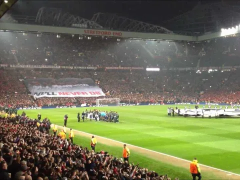 Bầu không khí tuyệt vời của sân Old Trafford