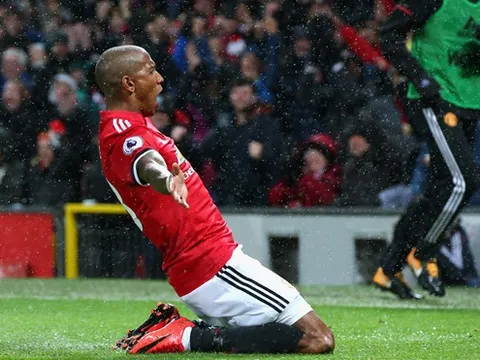Bây giờ, tất cả đã thấy một Ashley Young thiên tài