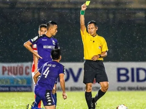 BLV Quang Huy như mê sảng khi chứng kiến trọng tài Việt bẻ còi