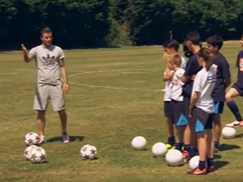 Beckham khiến lớp hậu bối lác mắt với kỹ năng chơi bóng của mình