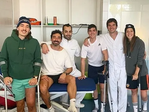 Bellerin hội ngộ chân sút hưởng lương cao nhất thế giới theo cách ít ai ngờ