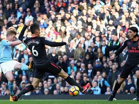 Bellerin "mất hồn" trước cú sút của De Bruyne