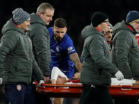 Bellerin vật vã nằm sân và đây là cầu thủ bất ngờ đến an ủi