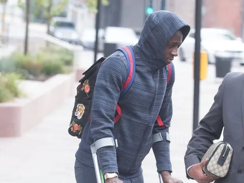 Benjamin Mendy thất thần, nặng nề lê bước sau chấn thương