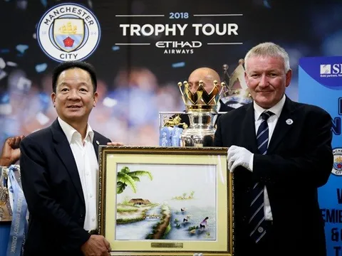 Bầu Hiển nâng cúp Ngoại hạng Anh, hẹn Man City trở lại Việt Nam
