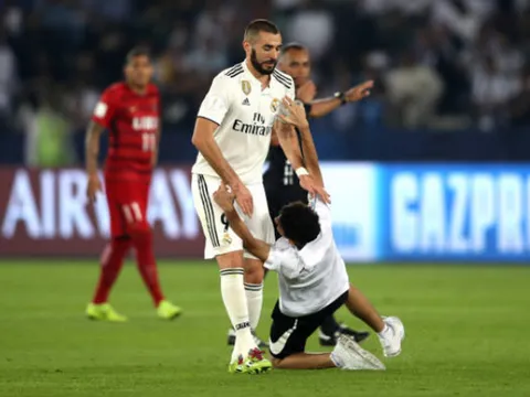 Bị Benzema 'gạt giò', CĐV vẫn nỗ lực chạy đến cầu thủ này của Real