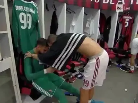 Bị CĐV Milan chỉ trích, Donnaruma chỉ biết khóc trong phòng thay đồ