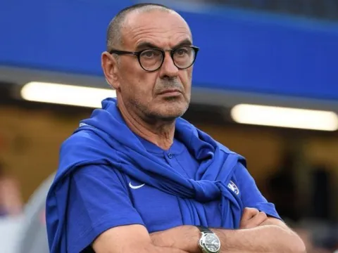 Bị cha sao thất sủng Chelsea đe dọa, Sarri đáp trả cứng rắn