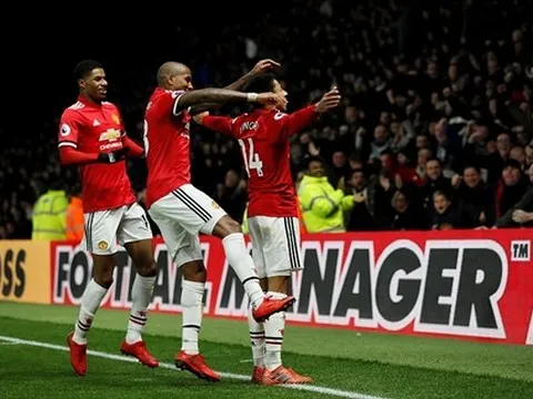 Bị chê dựng xe bus, Man Utd lại đang ghi bàn ầm ầm