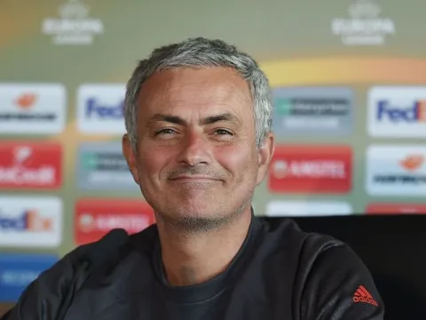 Bị De Bruyne hạ sát, CĐV Chelsea chửi rủa Mourinho