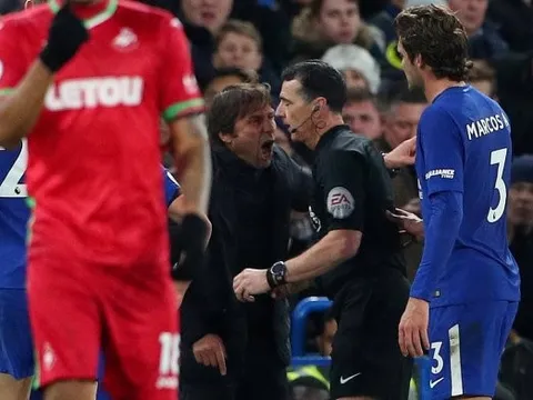 Bị đuổi lên khán đài, Conte vẫn tìm cách 'lách luật'