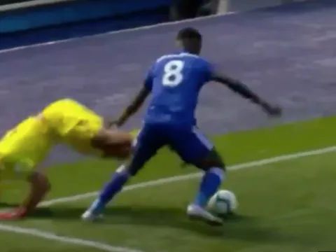 Bị Karius nhập, Alisson 'vồ ếch' trong bàn thua của Liverpool