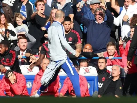 Bị khiêu khích, Mourinho công kích với trợ lý của HLV Sarri