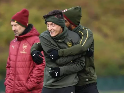 Bị Lacazette 'cướp' áo số 10, Ozil đáp trả cực hài