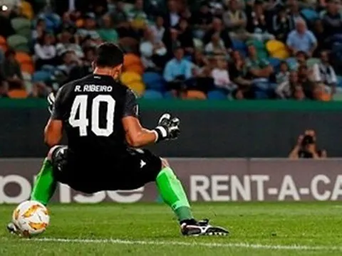 Bị sút "lọt khe", thủ môn Sporting gồng người hết cỡ vẫn bất lực