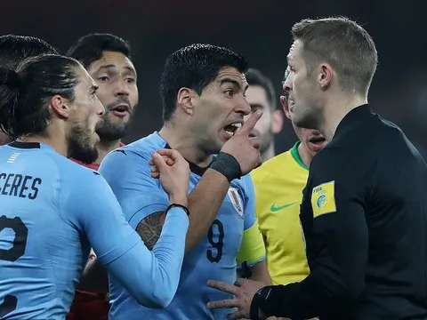 Bị thổi phạt đền, Suarez muốn "ăn tươi nuốt sống" trọng tài