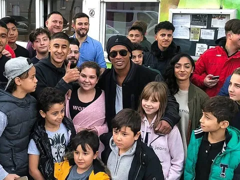 Bị tịch thu hộ chiếu, Ronaldinho vẫn ung dung sang Đức