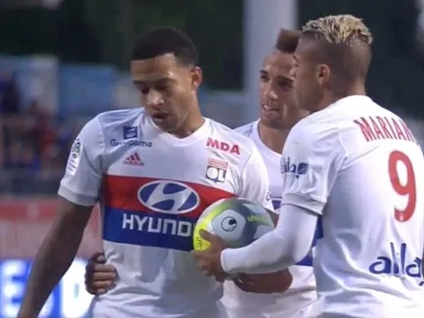 Bị tranh đá phạt đền, Depay "dằn mặt" đồng đội bằng cách sút panenka