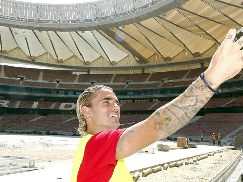Bị treo giò, Griezmann tranh thủ tham quan sân đấu mới