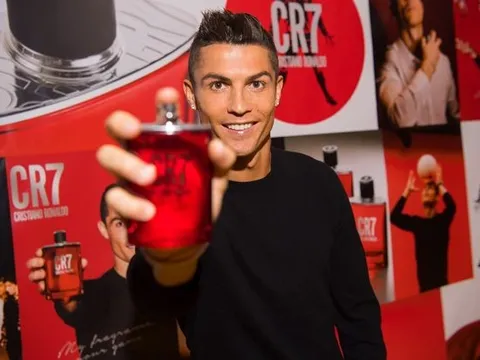 Bị treo giò, Ronaldo tranh thủ ra mắt sản phẩm nước hoa