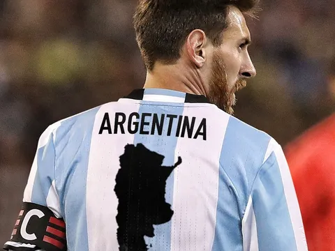 Ảnh chế vị cứu tinh Messi còng lưng gánh tạ Argentina