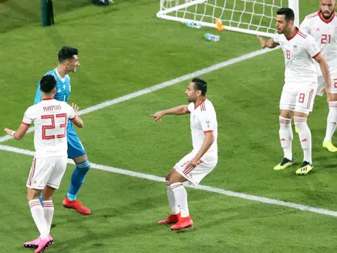 Biến đối thủ thành Ronaldo, Alireza Beiranvand đưa đội nhà vào tứ kết