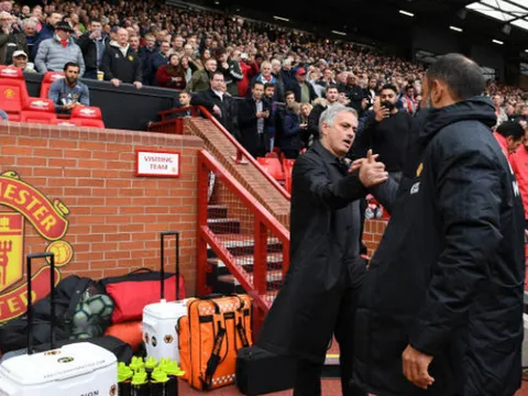 Biểu cảm khó đỡ của Mourinho khi bắt tay người đồng hương