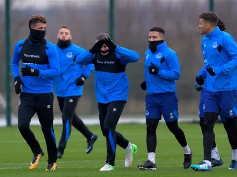 Big Sam vắng mặt, sân tập Everton mở hội