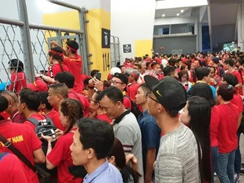 Báo Malaysia đưa tin CĐV Việt Nam phải đứng bên ngoài sân Bukit Jalil