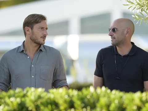 'Bố già', Totti núp bụi, theo dõi như gián điệp