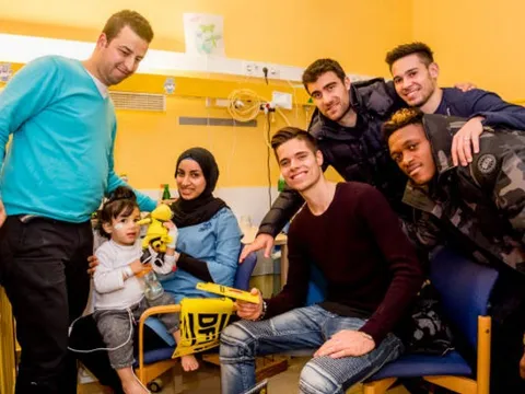 Bỏ lại khó khăn, sao Dortmund chung tay mang niềm vui đến NHM