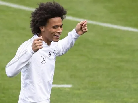 Bỏ qua 'cái tát' tại World Cup, Sane vẫn hồ hởi gặp lại Low