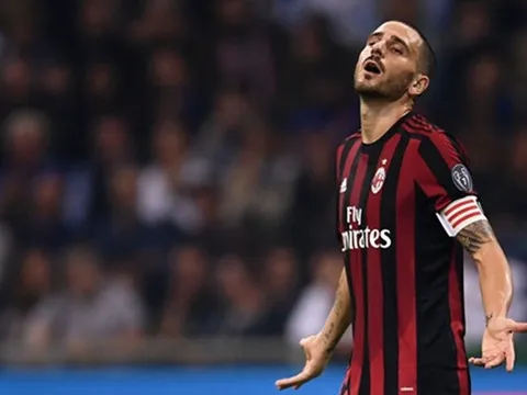 Bom xịt Bonucci tạo pha cứu thua thảm họa nhất 2017