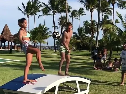 Bóng hồng chơi bóng cạnh Neymar khiến đấng mày râu ngưỡng mộ