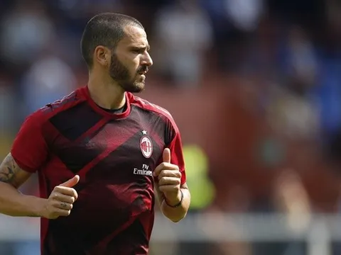 Bonucci âu lo tiến vào sân Luigi Ferraris