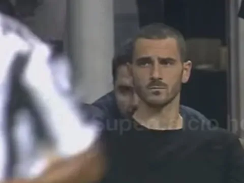 Bonucci thẩn thờ nhìn Juventus đánh bại AC Milan