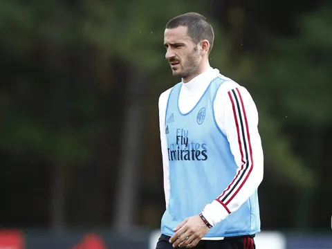 Bonucci tỏ ra khó chịu trên sân tập Milan