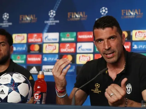 Buffon: "Alves đột kích tôi trong phòng tắm và đòi chức vô địch World Cup"