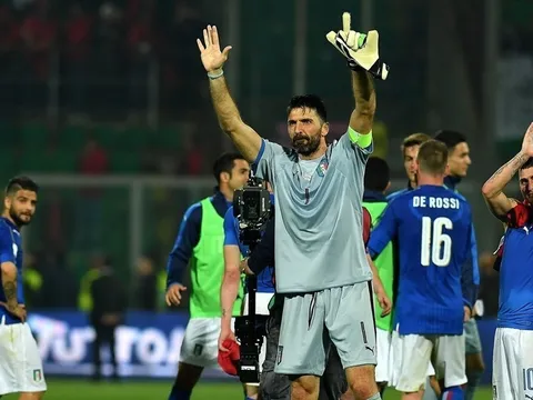 Buffon bật khóc, tuyên bố giải nghệ