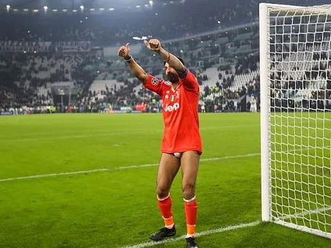 Buffon gây sốc khi... tụt quần tri ân CĐV Juventus