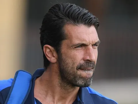 Buffon xuất hiện như nam thần trên sân tập Italia