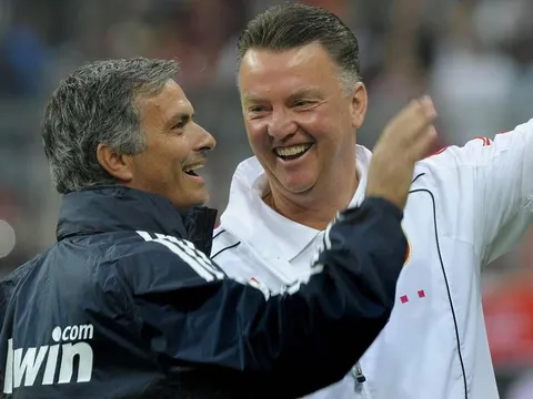 Cách Man Utd sa thải Mourinho tệ thế nào so với Van Gaal?